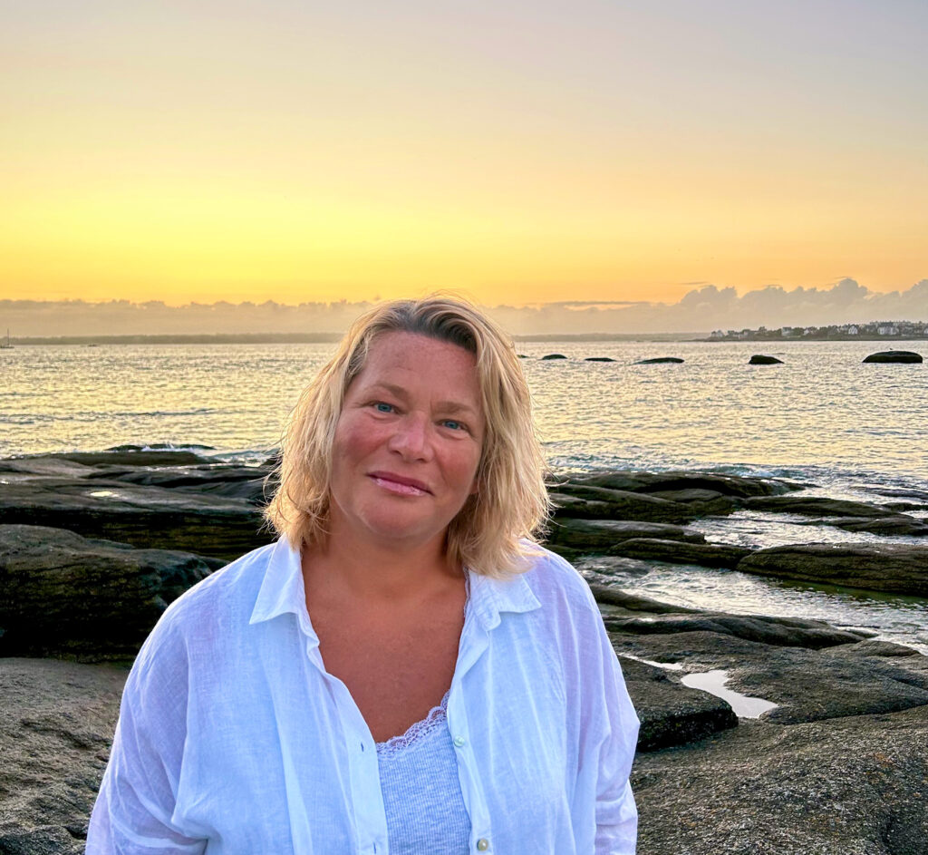une femme devant un couyché de soleil